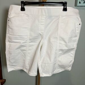 Briggs New York White Bermuda Shorts Sleek Modern Design